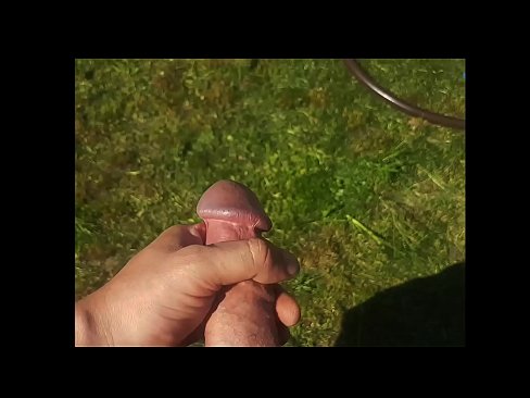 ❤️ Vroča lepotica dobi svojo rožnato pičko, ki jo jebe, in se zraven cmeri s curkom na poletnem vrtu ☑  Seks na porno sl.4k-porno.ru ❌️❤